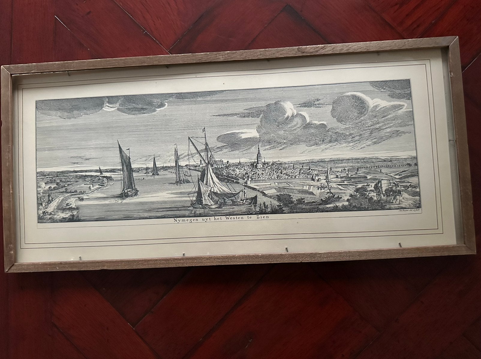 Kopie van oude gravure  "Nymegen uyt het Westen te Zien", Antiek en Kunst, Ingelijst, 48 cm, Stadsgezicht, Ophalen of Verzenden