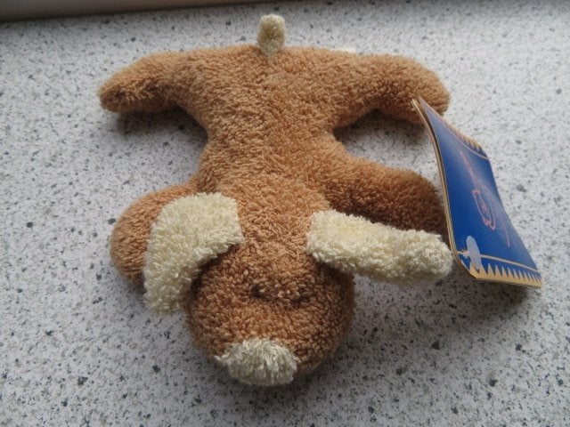 Liggend hondje merk Noukie's Amtoys badstof meet ca 14 cm, Korrelvulling, Nieuw, Klein (minder dan 20 cm), Bruin