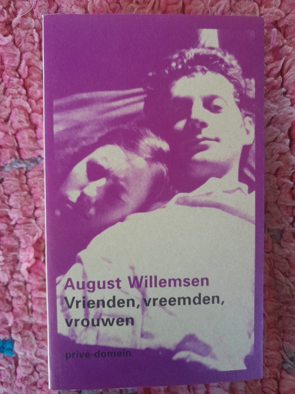 August Willemsen - Vrienden, vreemden, vrouwen (Gesigneerd), Ophalen of Verzenden, Zo goed als nieuw, August Willemsen, Nederland