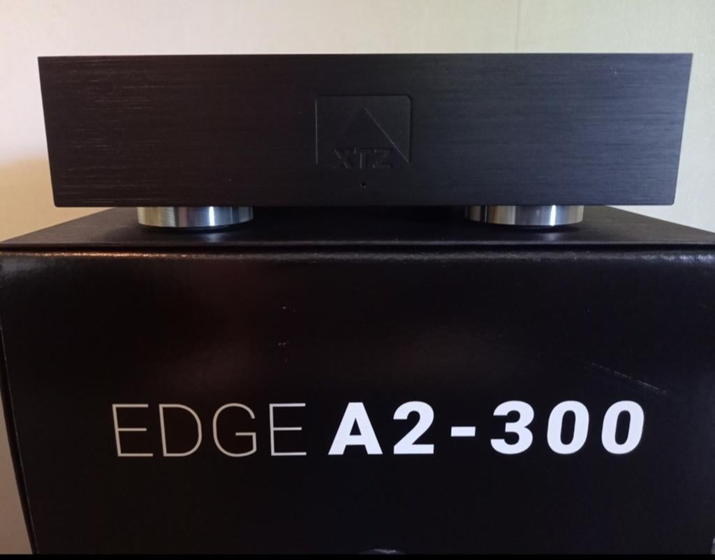 XTZ EDGE A2-300 CLASS-D POWER-AMP 2 X 300 WATT FULL BOXED, Audio, Tv en Foto, Versterkers en Receivers, Overige merken, Gebruikt
