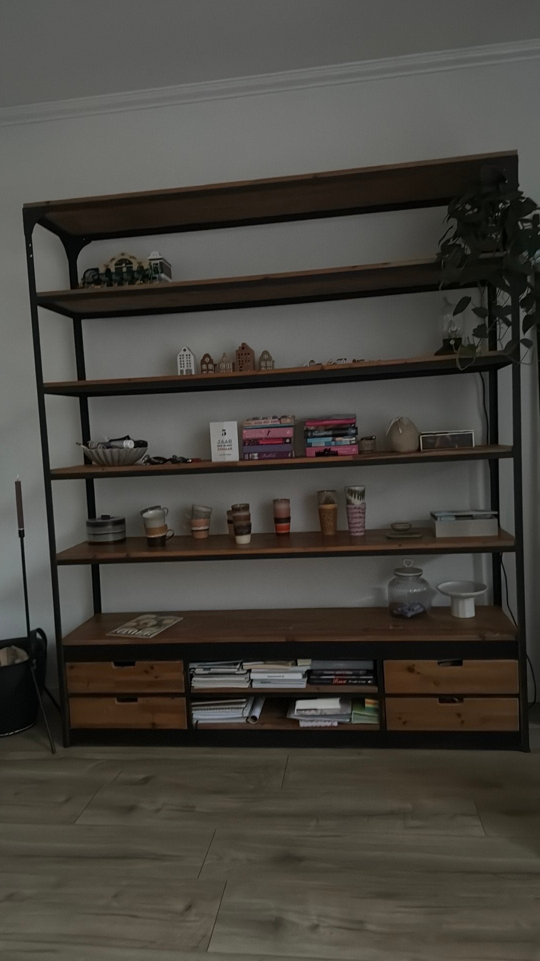 Industriële boekenkast met ladder, Ophalen of Verzenden, Zo goed als nieuw, 25 tot 50 cm, 150 tot 200 cm