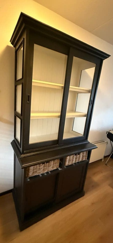 Zwarte vitrinekast met schuifdeuren en rieten manden, Huis en Inrichting, Kasten | Buffetkasten, Ophalen, Gebruikt, 50 tot 100 cm