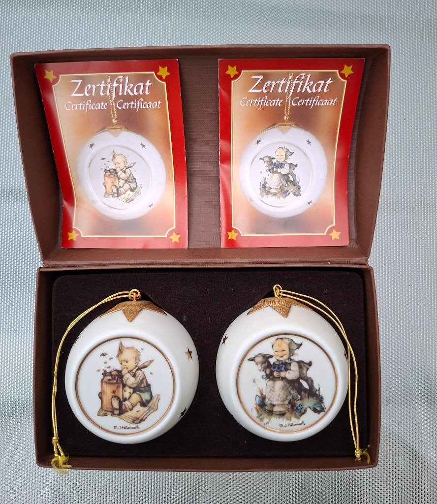 Kerstballen HUMMEL 2 stuks porselein met certificaat, Antiek en Kunst, Ophalen