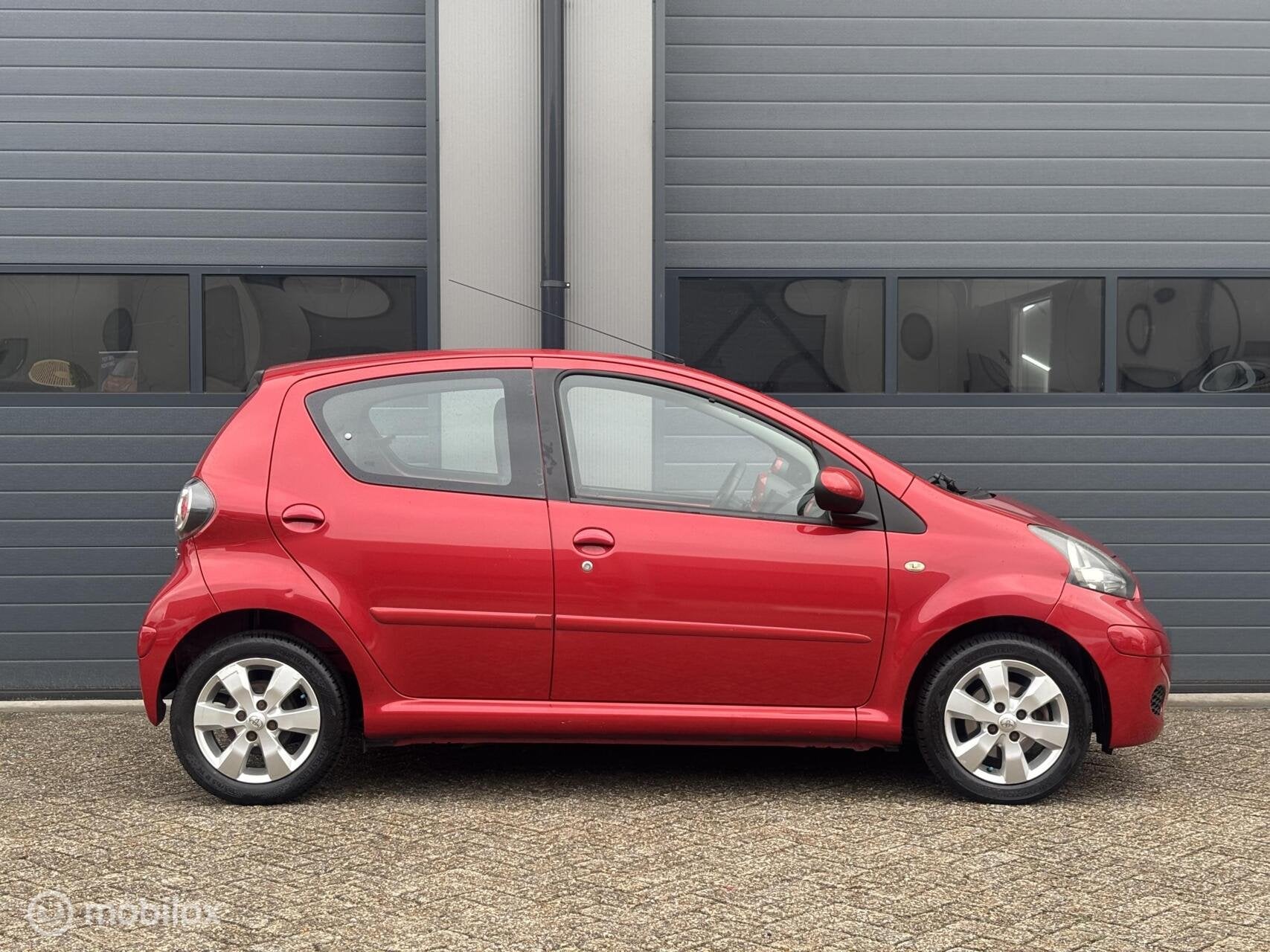 Toyota Aygo 1.0-12V Aspiration Red Uitvoering _1Ste Eigenaar, Auto's, Toyota, Voorwielaandrijving, Metallic lak, 4 stoelen, 68 pk