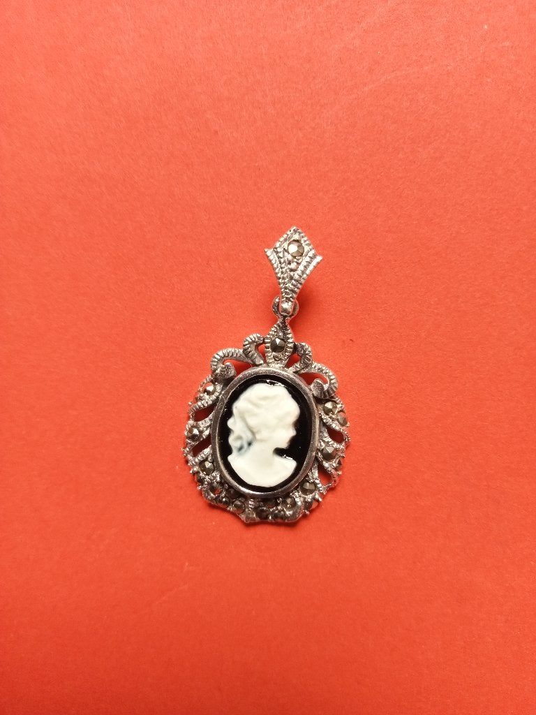Mooie Kleine Fijne Zilveren Camee Hanger met markesietjes, Sieraden, Tassen en Uiterlijk, Antieke sieraden, Verzenden, Zilver