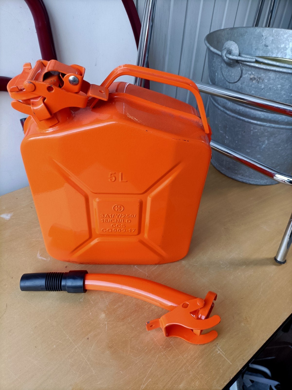 Metalen jerrycan met schenktuit en 5 liter euro 95, Ophalen, Nieuw