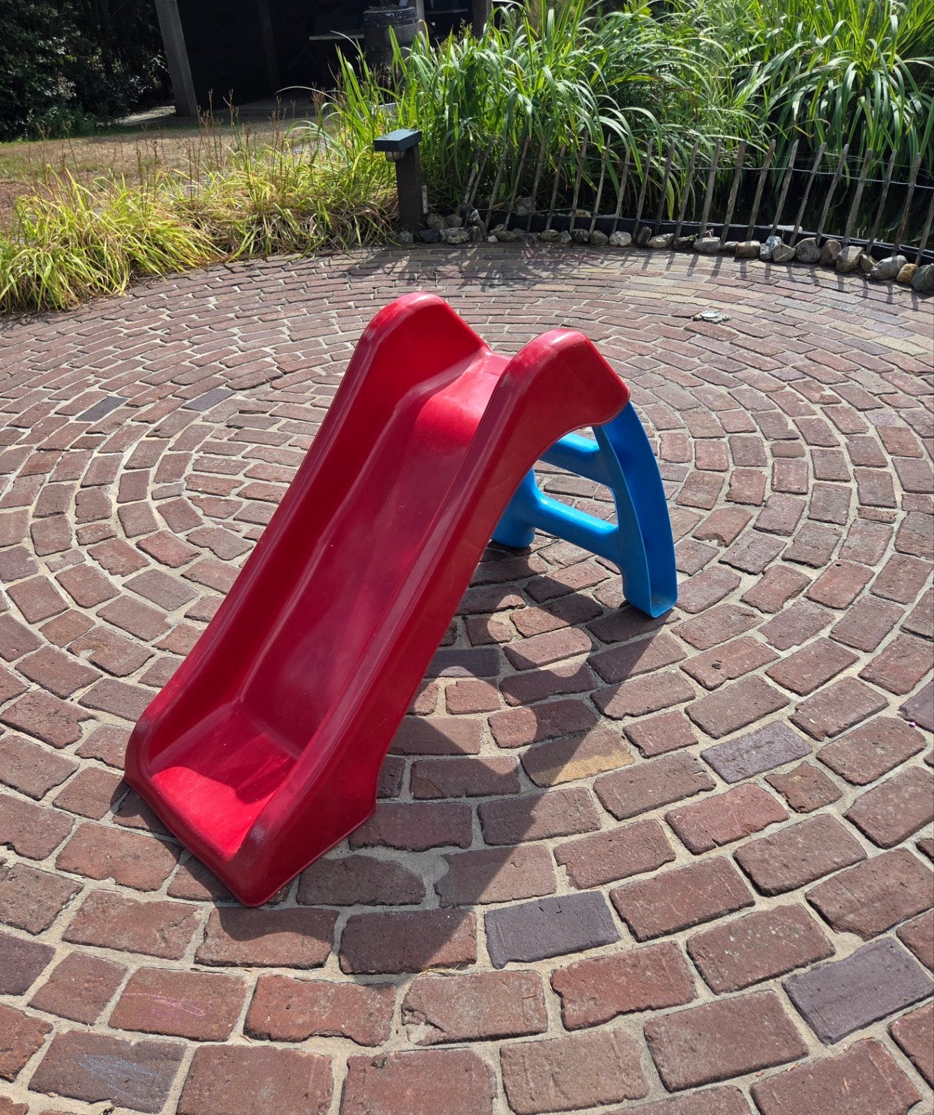 Rode en blauwe kinderglijbaan, Kinderen en Baby's, Speelgoed | Buiten | Speeltoestellen, Ophalen, Gebruikt, Glijbaan