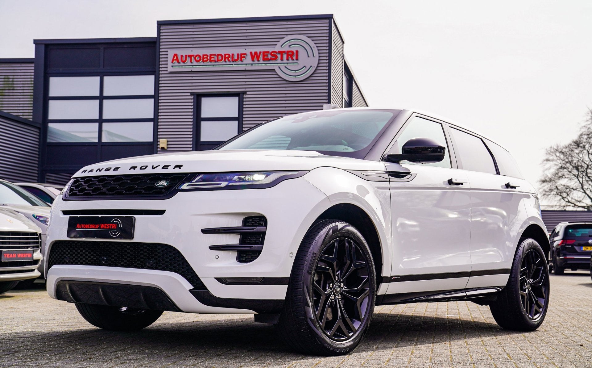 Land Rover Range Rover Evoque 2.0 P200 AWD R-Dynamic HSE | P, Auto's, Land Rover, 1800 kg, 4 cilinders, Wit, Leder