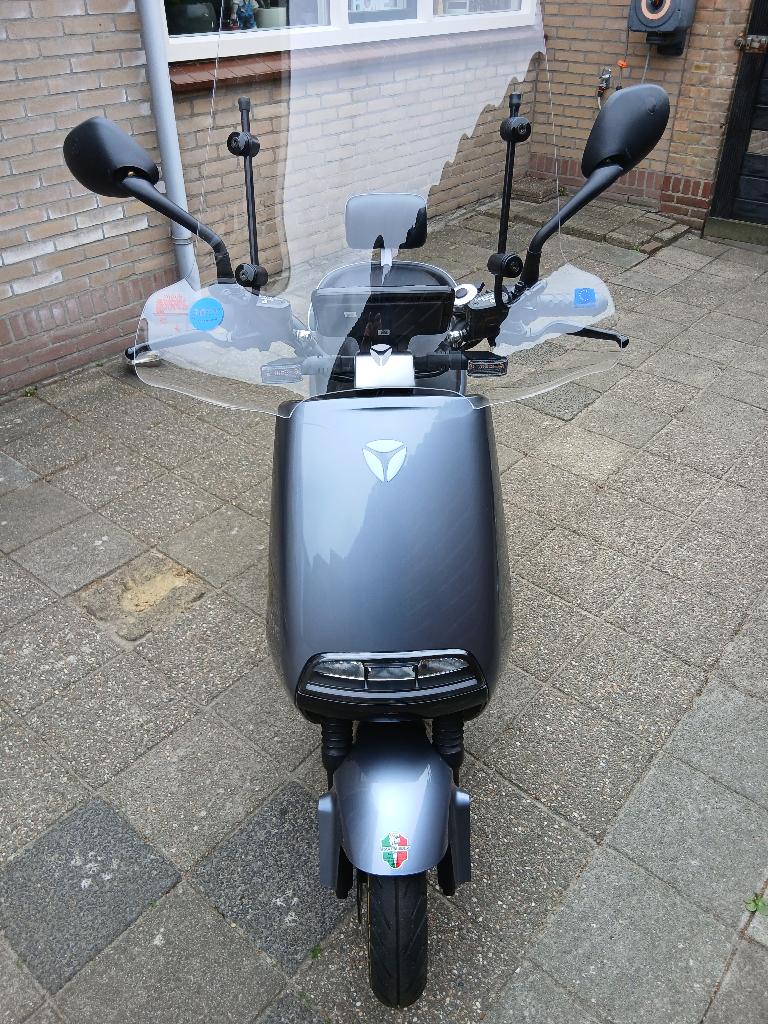 Elektrische scooter Yadea G5 bouwjaar 2024, Fietsen en Brommers, Overige merken, Elektrisch, Ophalen of Verzenden, Zo goed als nieuw