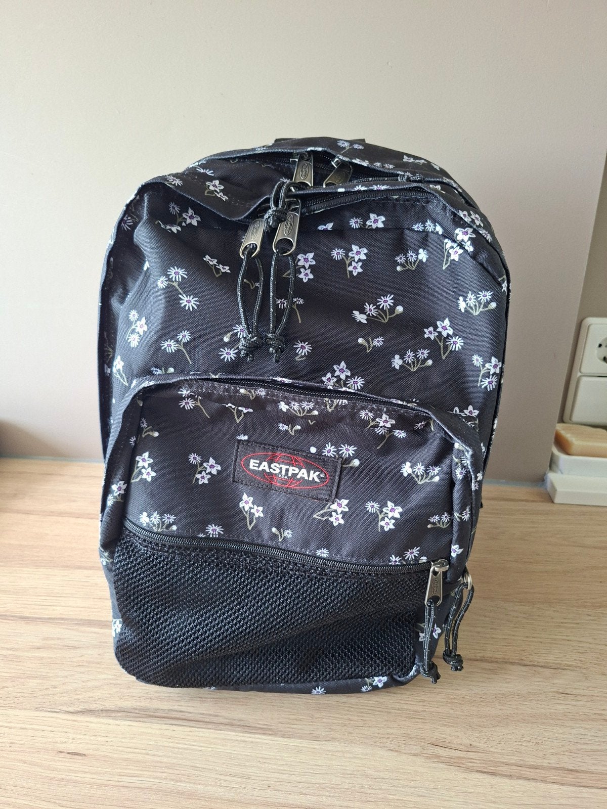 Eastpak Rugzak Zwart met Bloemetjes en Grote Vakken, 45 tot 60 cm, Gebruikt, 25 tot 40 cm, Ophalen of Verzenden