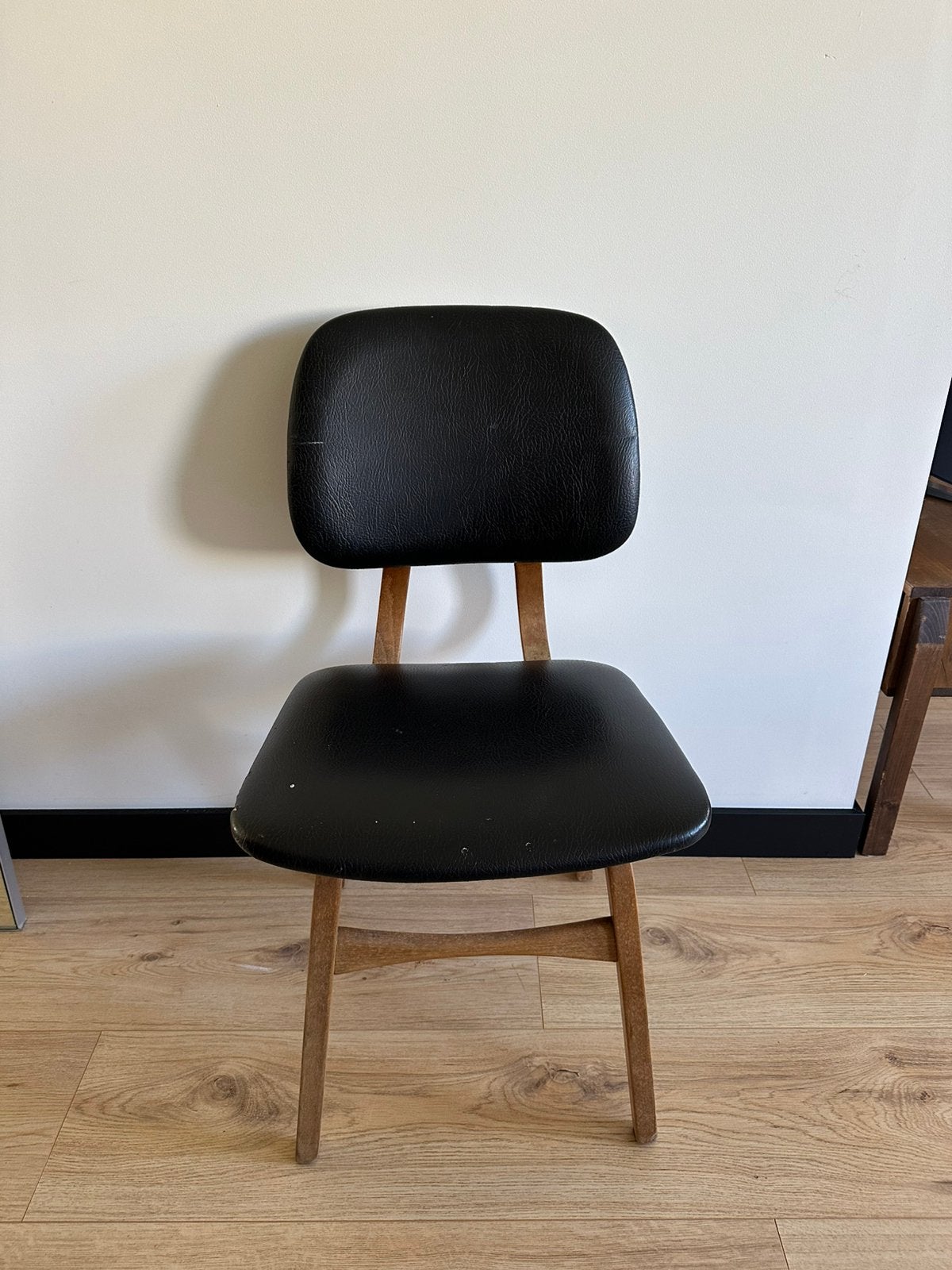 Vintage stoel | zwart (nep) leer en licht hout, Huis en Inrichting, Stoelen, Ophalen, Gebruikt, Zwart, Leer