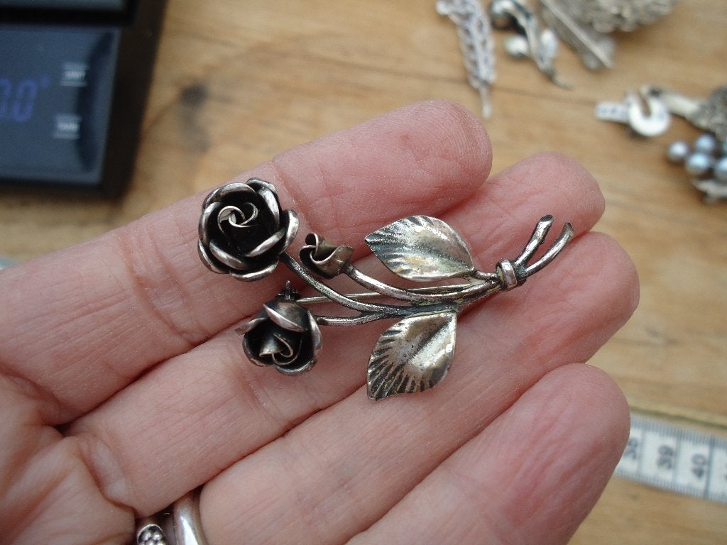 mooie echt zilveren teka broche 2 roosjes en 1 knopje gemerk, 4 tot 7 cm, Ophalen of Verzenden, Zo goed als nieuw, Zilver