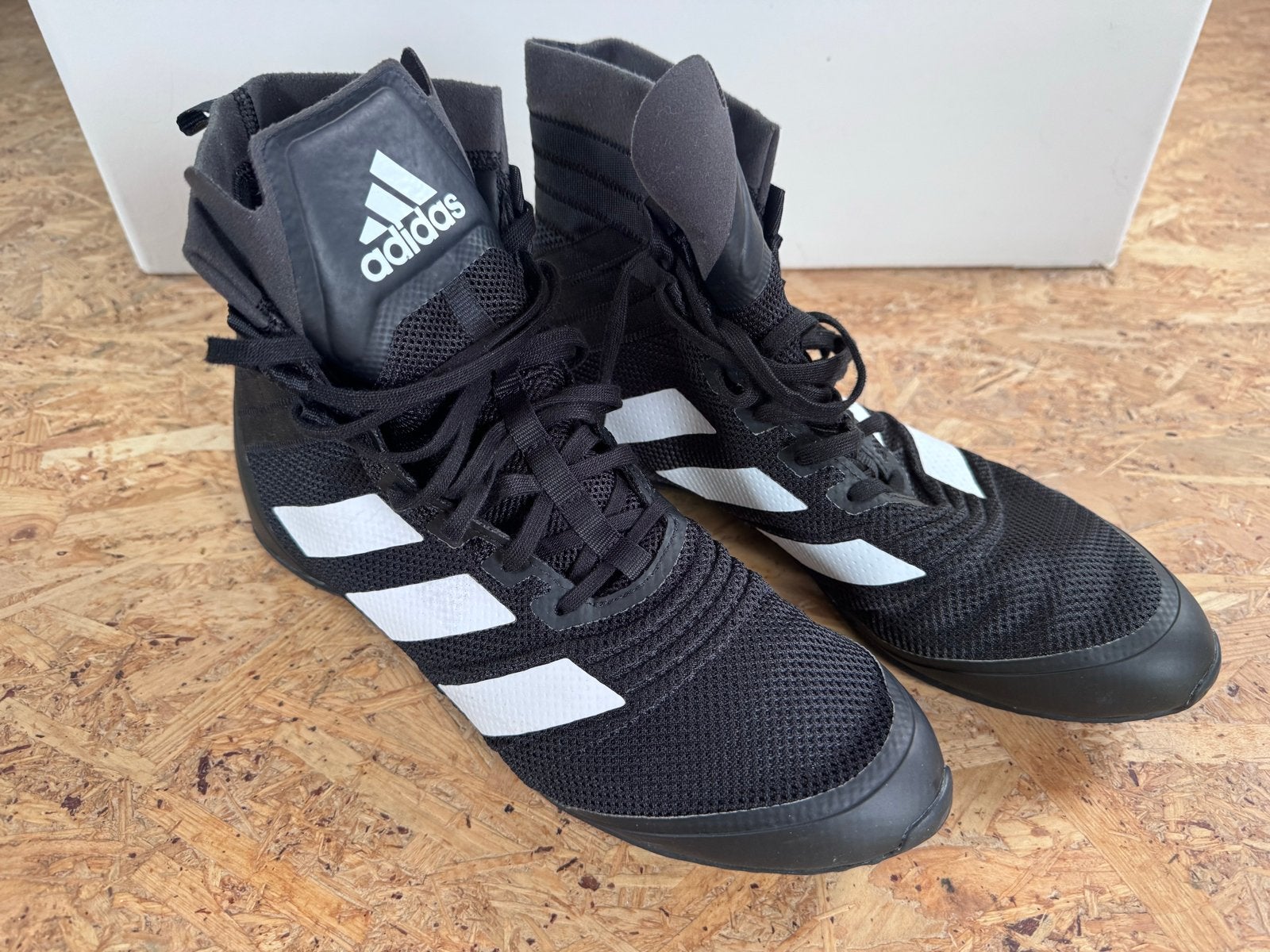 Adidas boksschoenen maat 12,5 us - Zo goed als nieuw, Sport en Fitness, Groter dan maat XL, Overige, Ophalen of Verzenden, Vechtsportschoenen