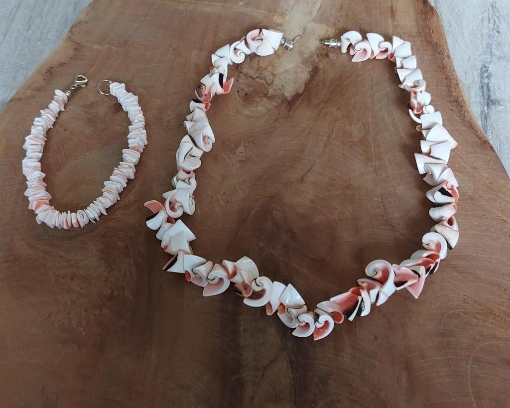 Schelpen ketting en armband set, Sieraden, Tassen en Uiterlijk, Kettingen, Ophalen, Zo goed als nieuw, Overige kleuren, Overige materialen