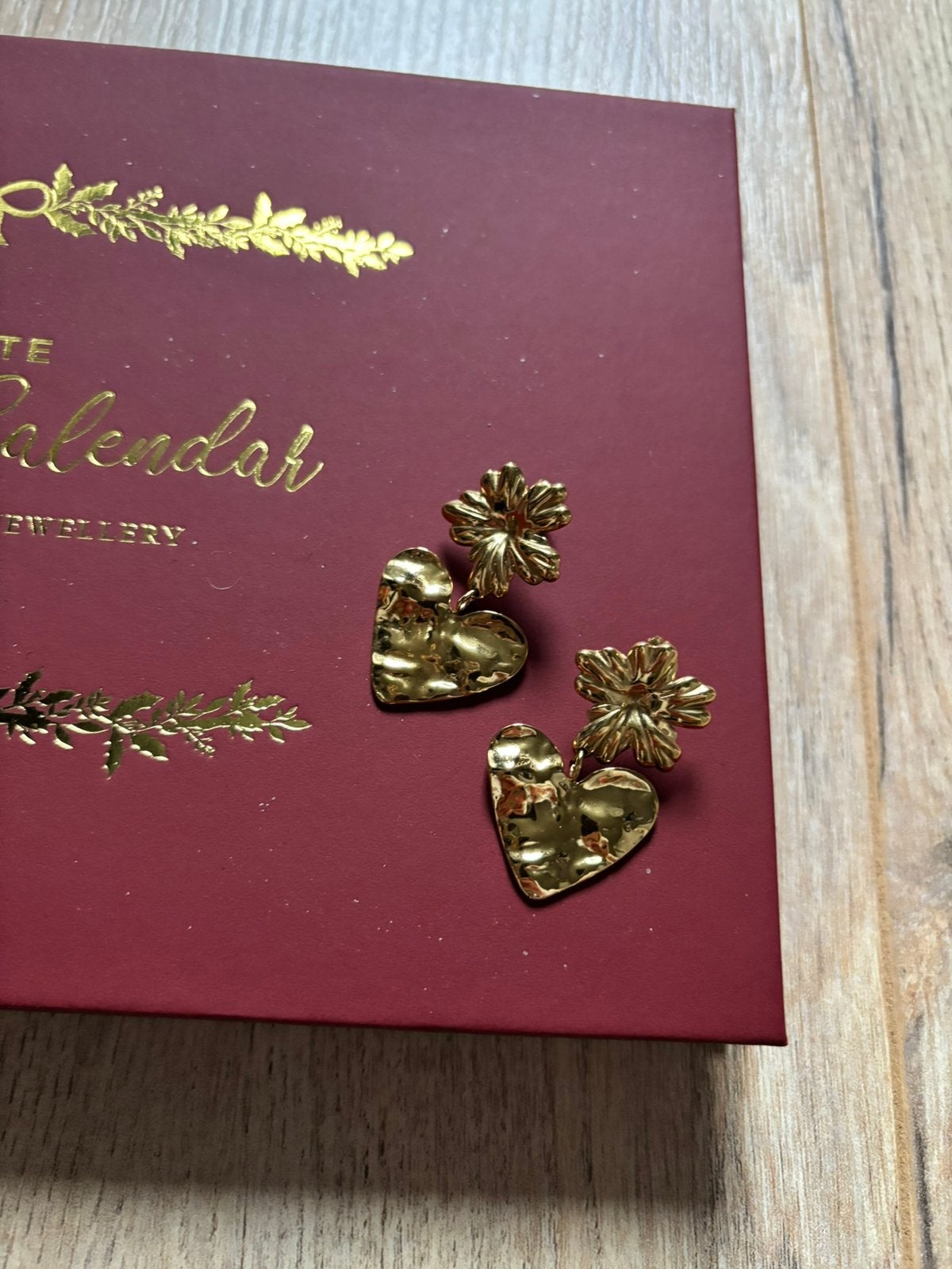 Nieuwe oorbellen Finaste goud bloem met hart, Overige materialen, Hangers, Nieuw, Ophalen of Verzenden