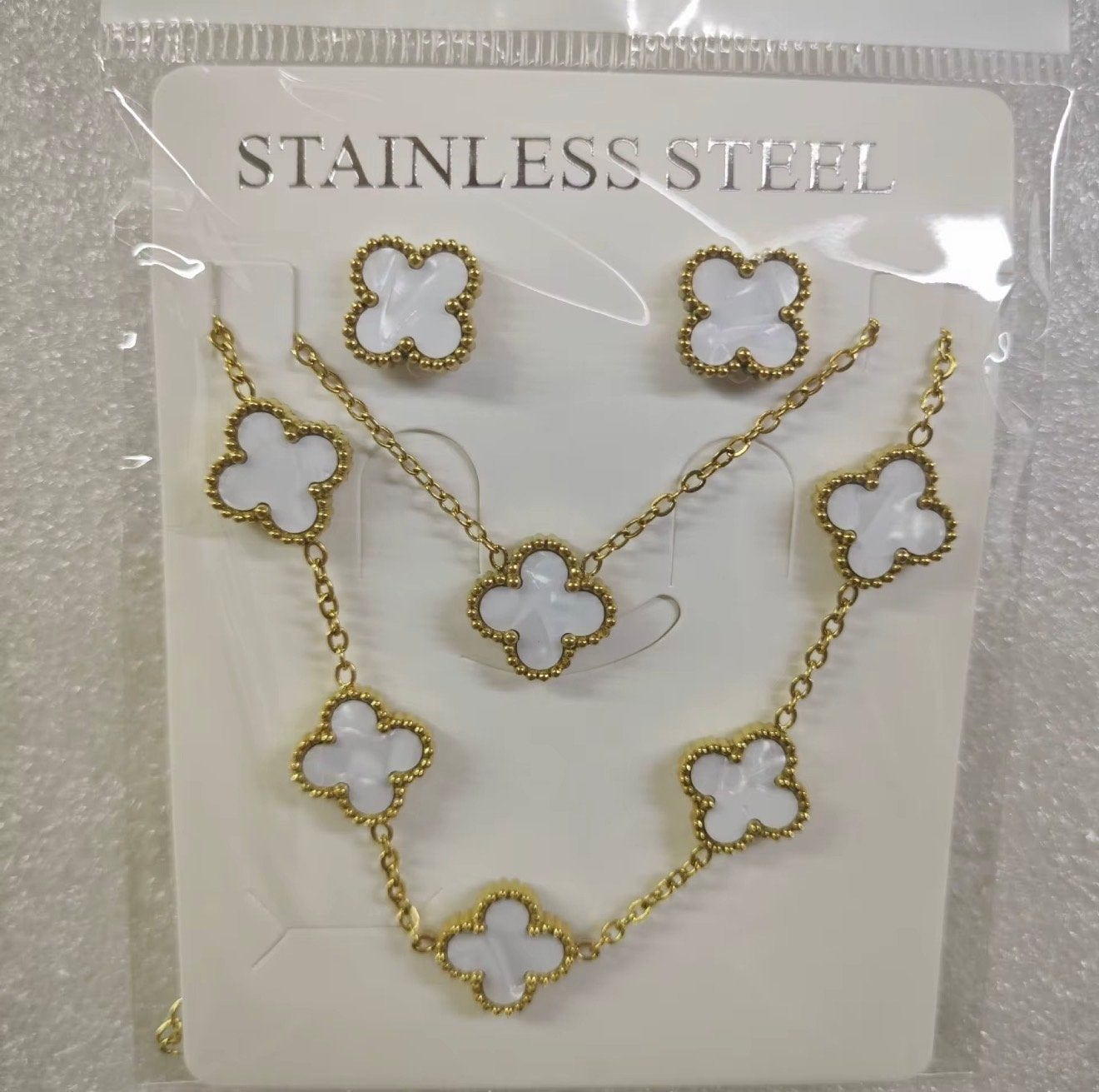 Klaver set met goudkleurige ketting en oorbellen en armband, Ophalen of Verzenden, Nieuw, Goud, Overige materialen