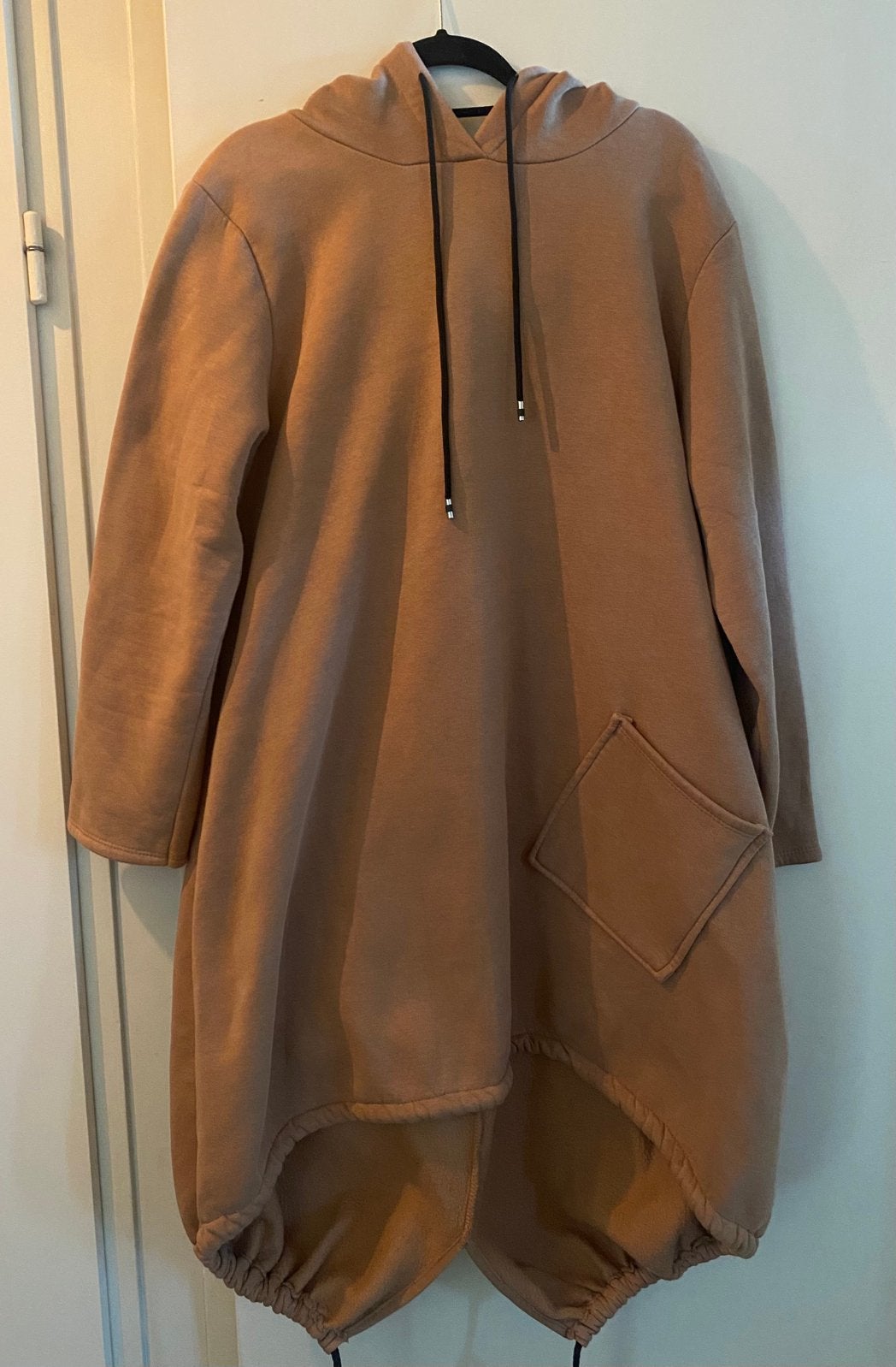 Leuke hoodie tuniek & gratis sokken met strass steentjes, Kleding | Dames, Verzenden, Zo goed als nieuw, Bruin