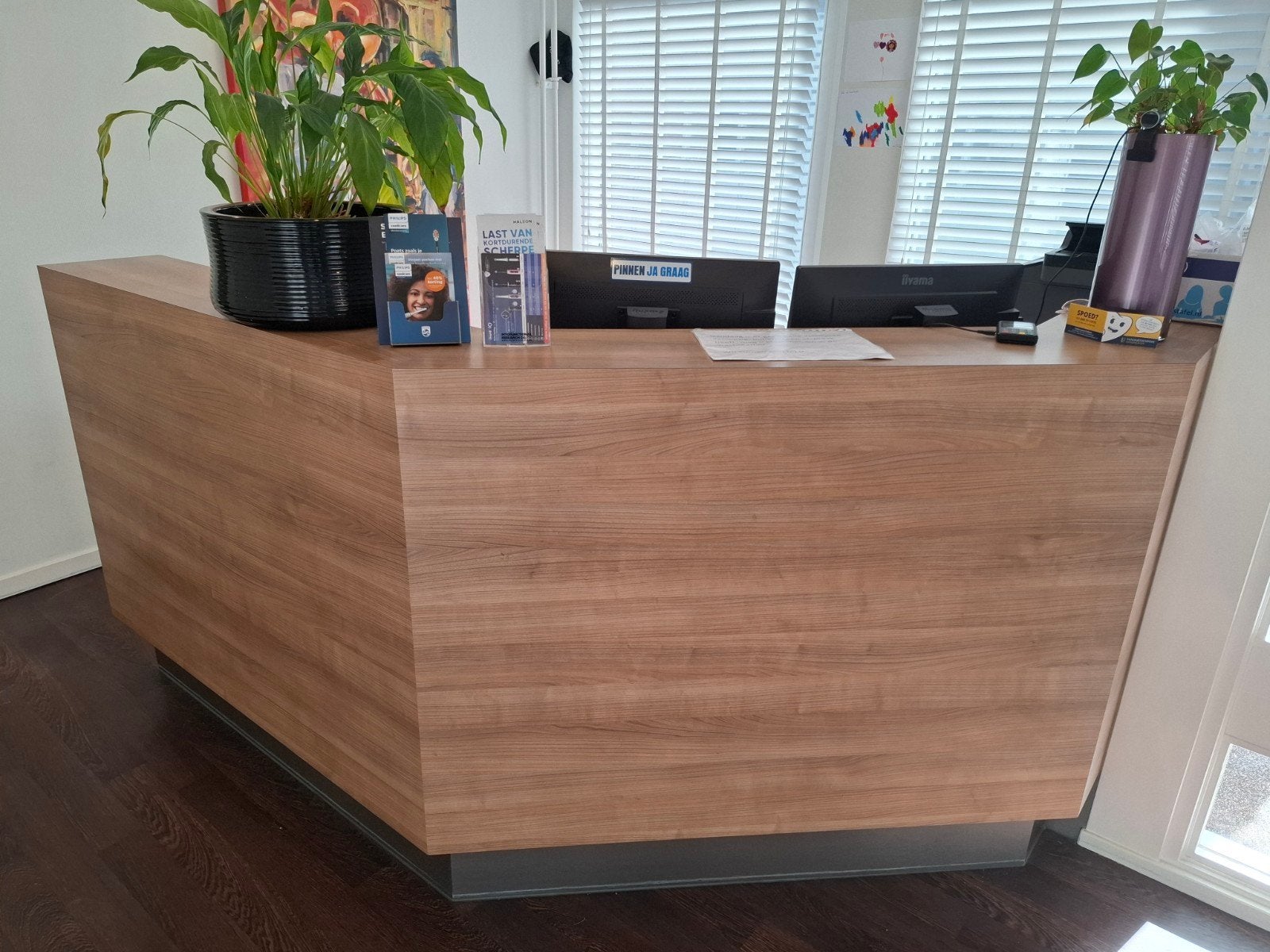 Moderne balie met geïntegreerd bureau, Ophalen, Gebruikt
