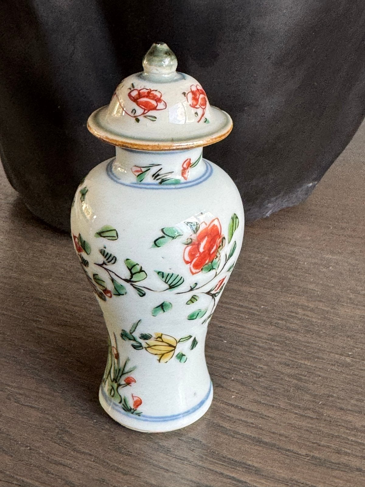 Miniatuur Chinees Kangxi dekselvaasje met bloemdecoratie, Ophalen of Verzenden