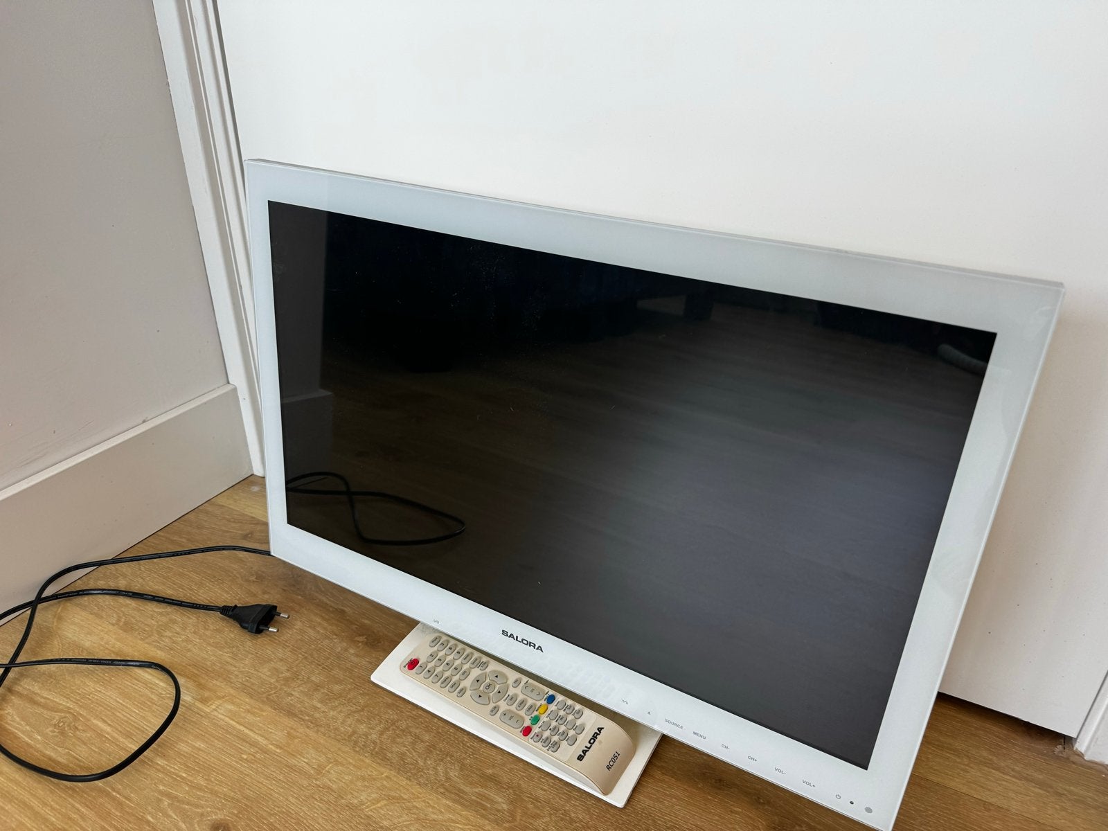 Salora 24LED3315TDW LED TV - Compact en Wit Design, 50 Hz, HD Ready (720p), 60 tot 80 cm, Ophalen