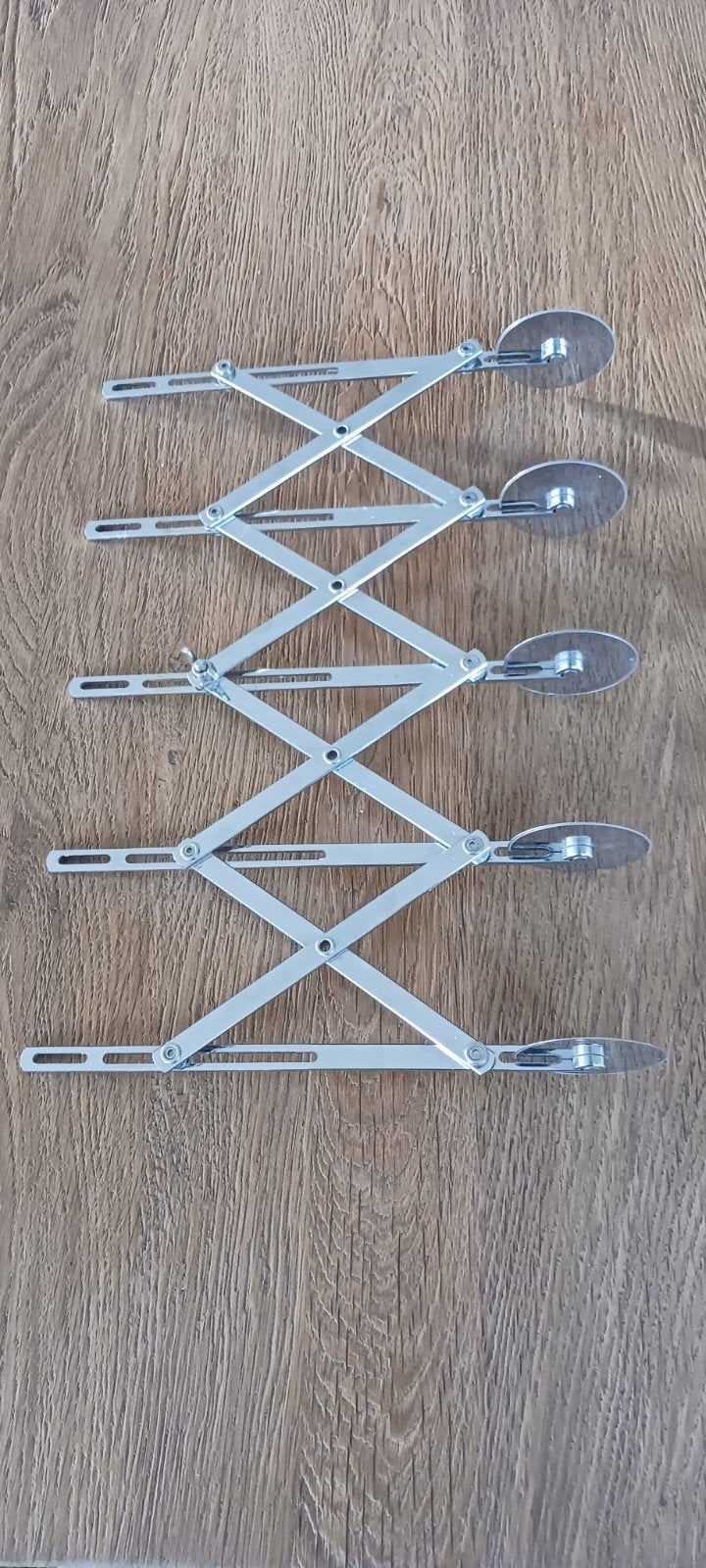 Uitschuifbare deegsnijder / pizzasnijder, Zilver, Ophalen of Verzenden, Metaal, Overige merken