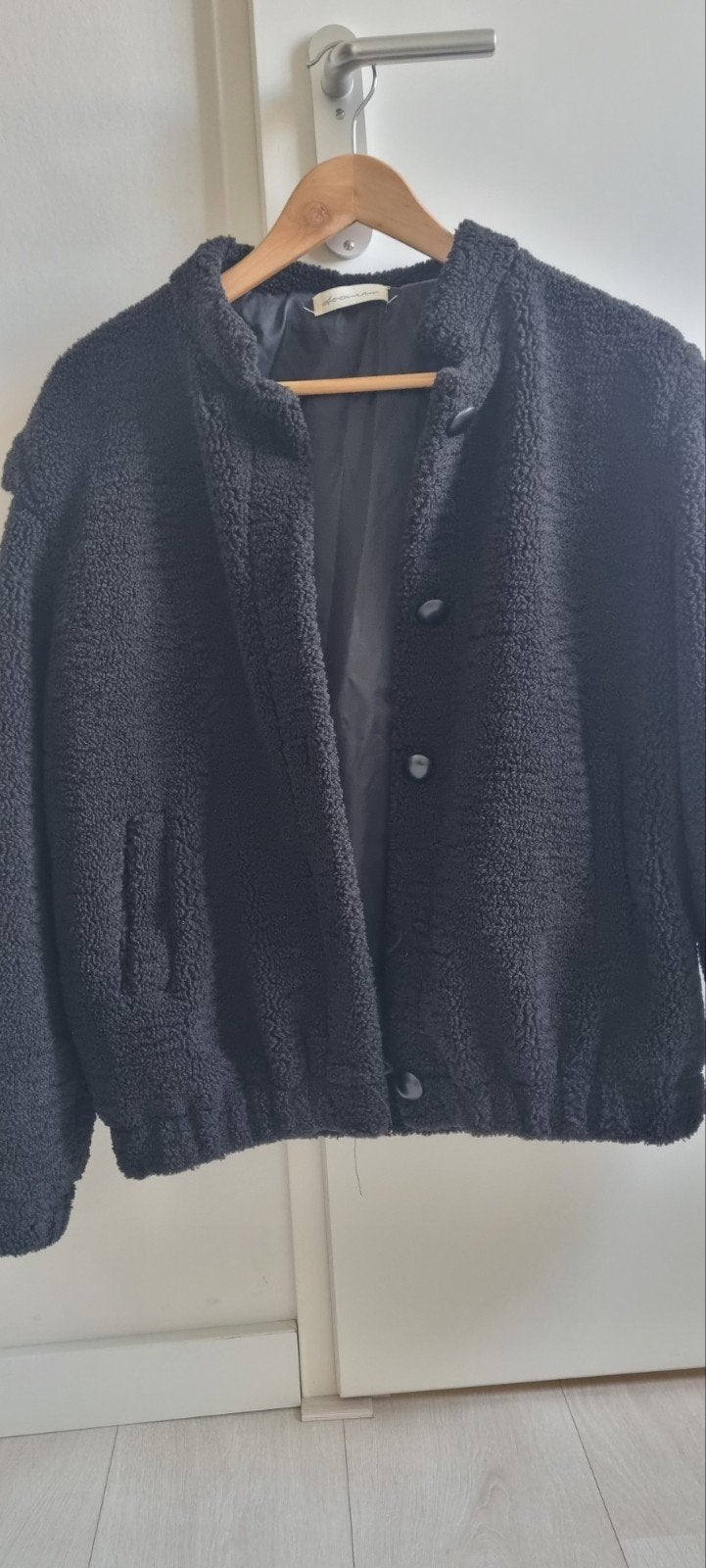 Zwart teddy jasje met knoopsluiting - mist één knoop, Maat 38/40 (M), Azzurro, Zwart, Ophalen of Verzenden