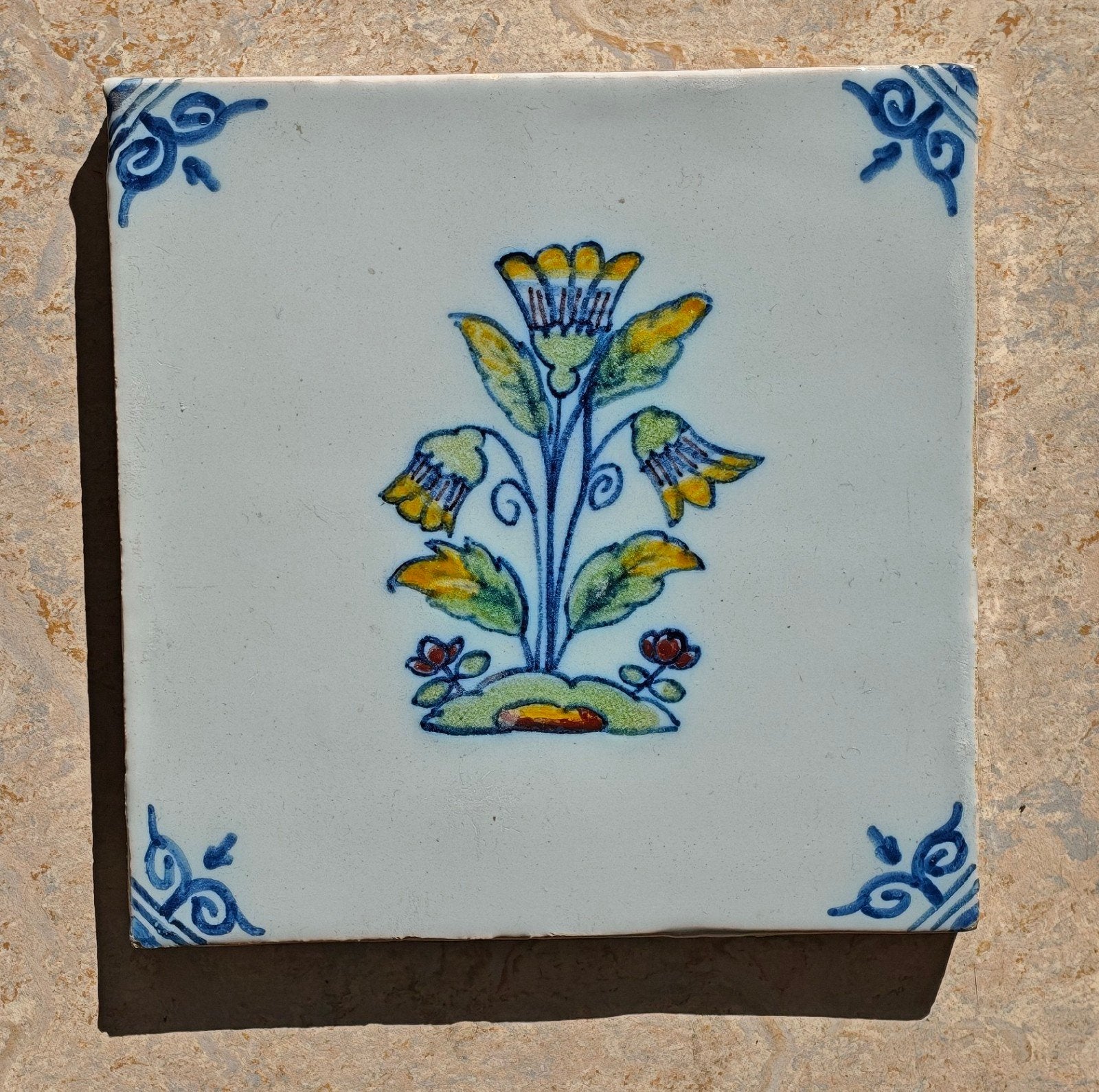 Delfts Blauw Tegel met Bloemmotief - Handgeschilderd, Ophalen of Verzenden