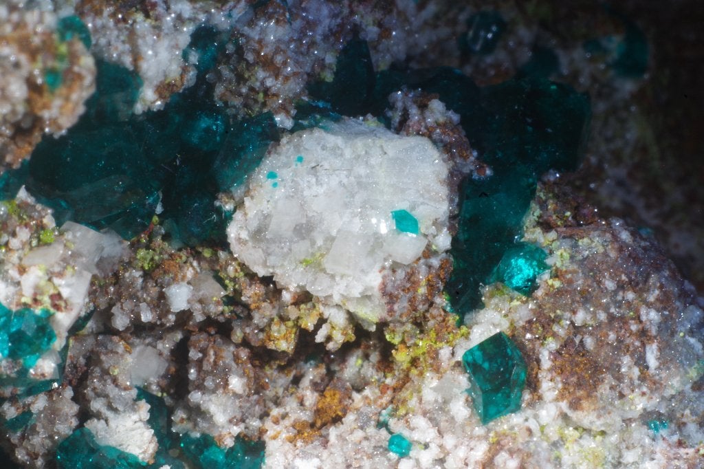 DIOPTAAS + CALCIET + TSUMCORIET uit Tsumeb, Namibië., Verzamelen, Ophalen of Verzenden, Mineraal
