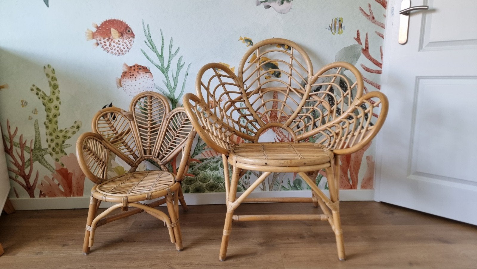 Set van 2 rotan lotus kuipstoelen Xenos (volwassen & kind), Huis en Inrichting, Ophalen, Zo goed als nieuw, Bruin