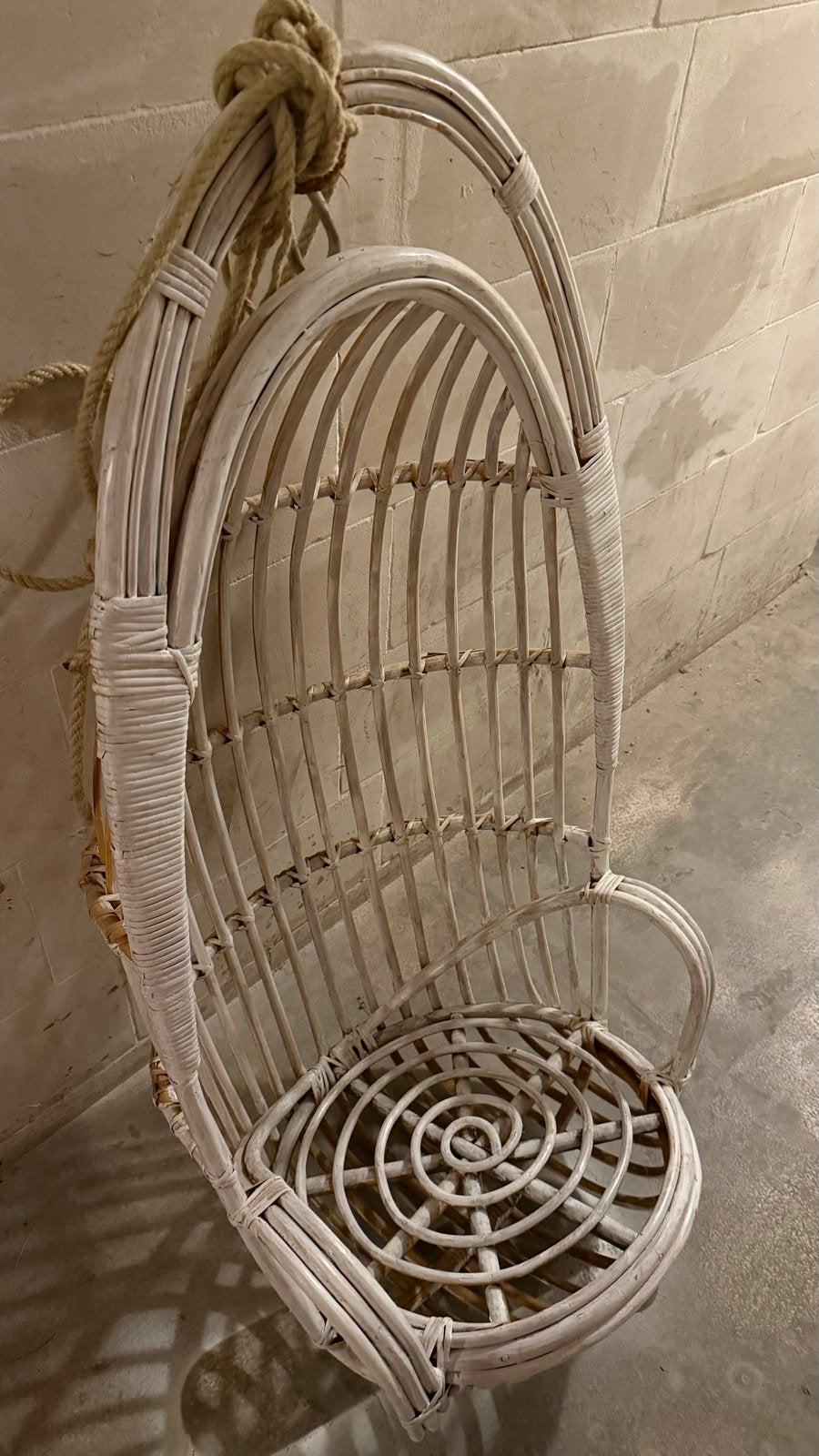 Unieke Rotan Hangstoel - Wit geverfd, inclusief touw, Huis en Inrichting, Stoelen, Ophalen, Gebruikt, Wit, Riet of Rotan