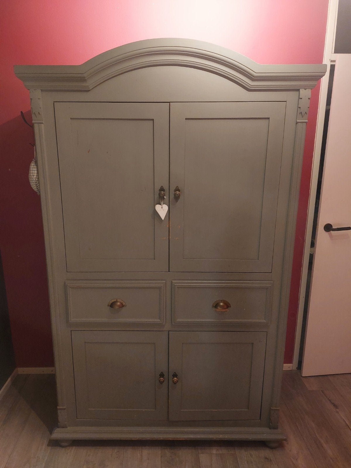 Mooi mat grijze massief houten linnen / kleding kast., Ophalen, Gebruikt, 100 tot 150 cm, Met lade(s)