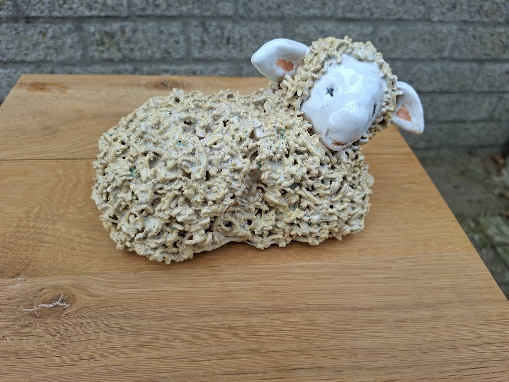 mooi gave beeld van een schaap aardewerk, Ophalen of Verzenden, Zo goed als nieuw, Mens