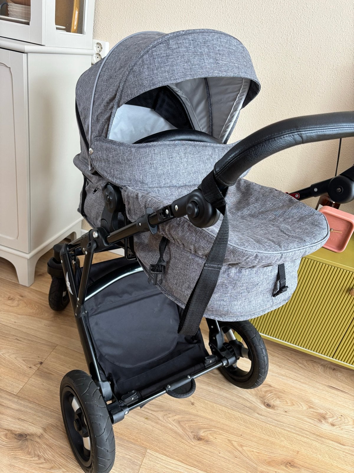Grijze kinderwagen Slee, Kinderen en Baby's, Zo goed als nieuw, Combiwagen, Met reiswieg, Ophalen
