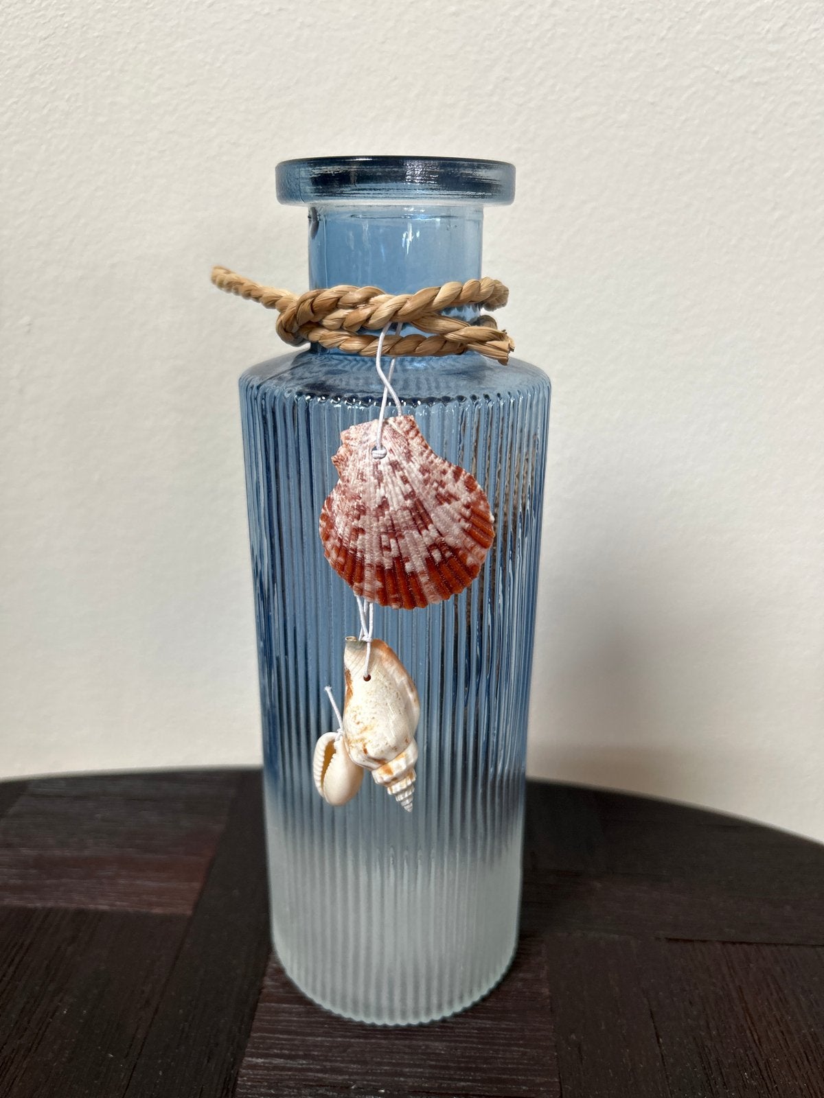 Blauwe glazen vaas met schelpen decoratie, Gebruikt, Ophalen of Verzenden, Glas, Met patroon/structuur