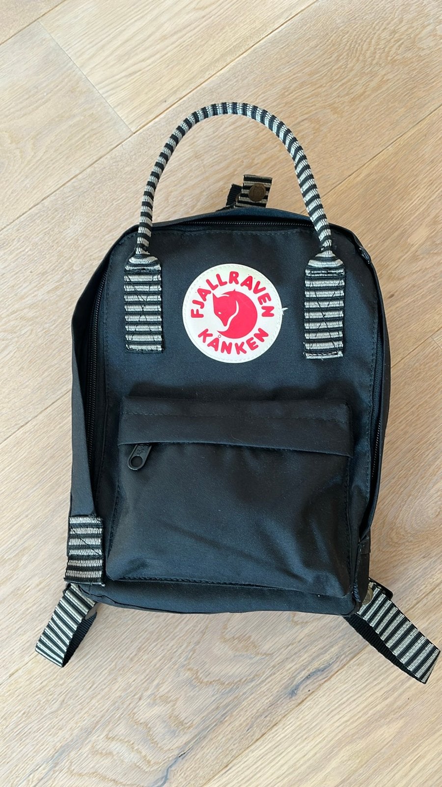 Fjällräven Kånken Mini Rugzak Zwart met Gestreepte Banden, Sieraden, Tassen en Uiterlijk, Tassen | Rugtassen, Overige merken, Minder dan 30 cm