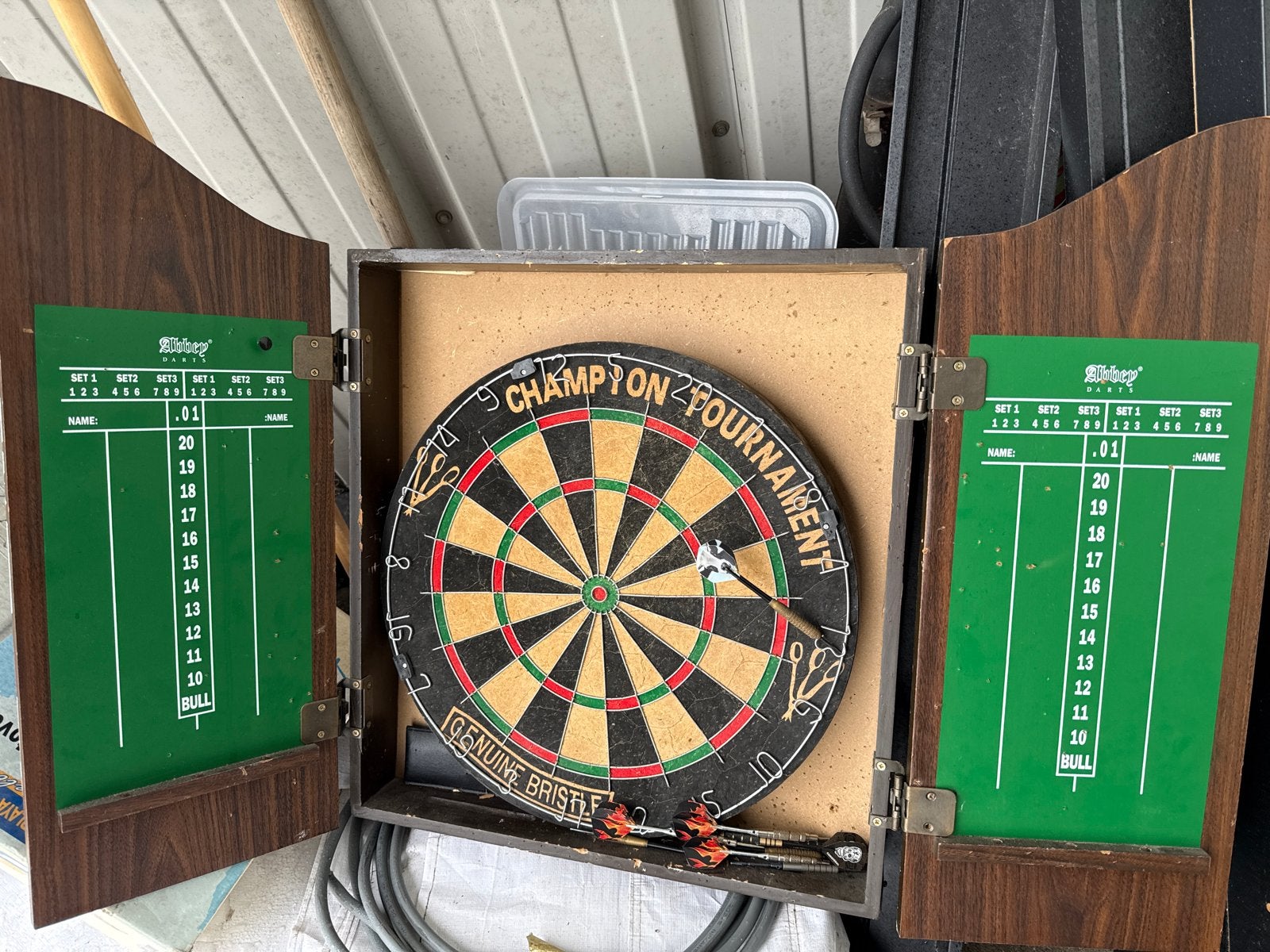 Vintage Dartbord met Kast en Scoreborden, Sport en Fitness, Darts, Ophalen of Verzenden, Gebruikt, Dartbord met pijlen