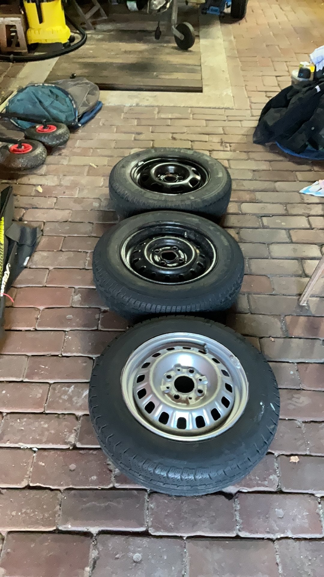 3 velgen met uitgedroogde banden 4x100 samen €15, Ophalen, Gebruikt