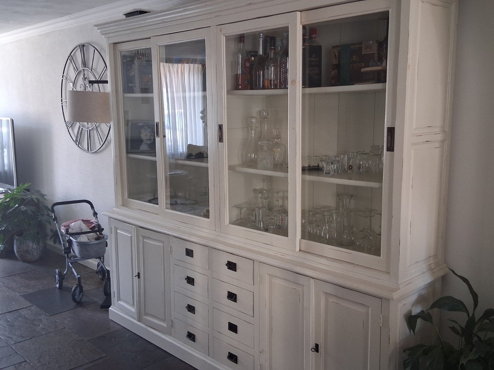 Grote buffetkast met vitrine en veel opbergruimte, Ophalen