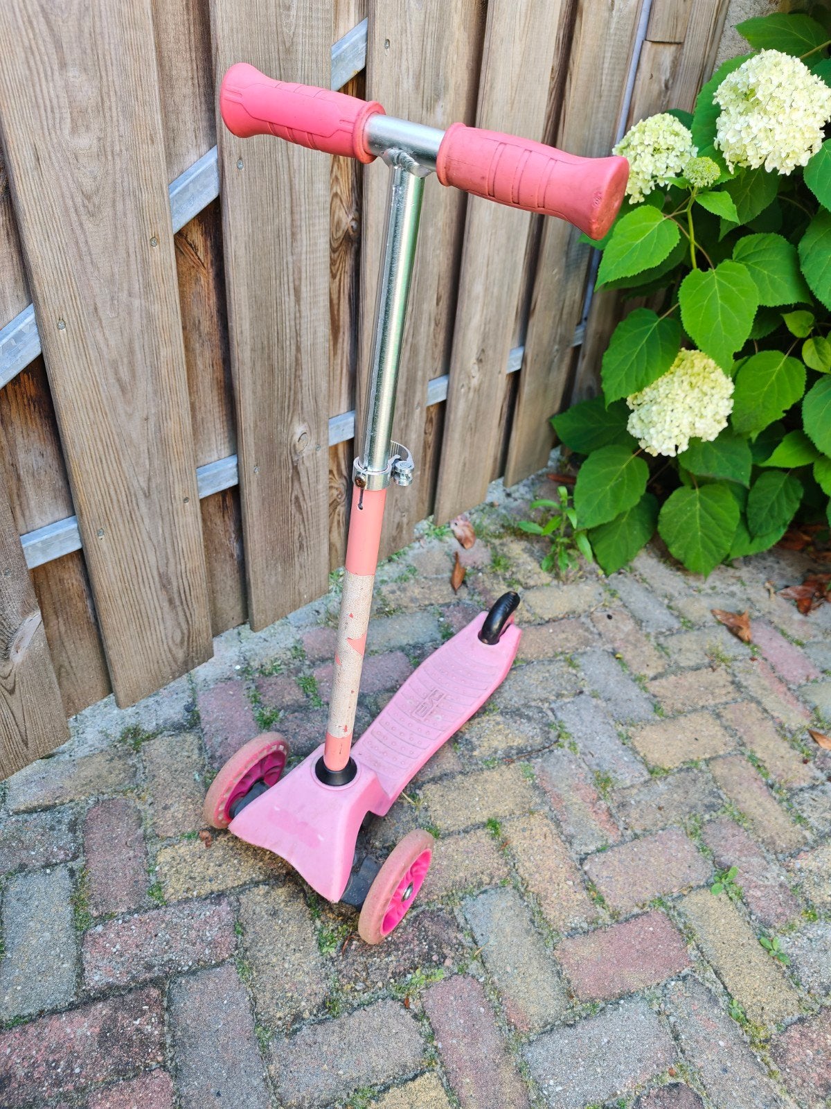 Roze step voor kinderen (2-6 jaar), Fietsen en Brommers, Steps, Ophalen, Gebruikt, Gewone step