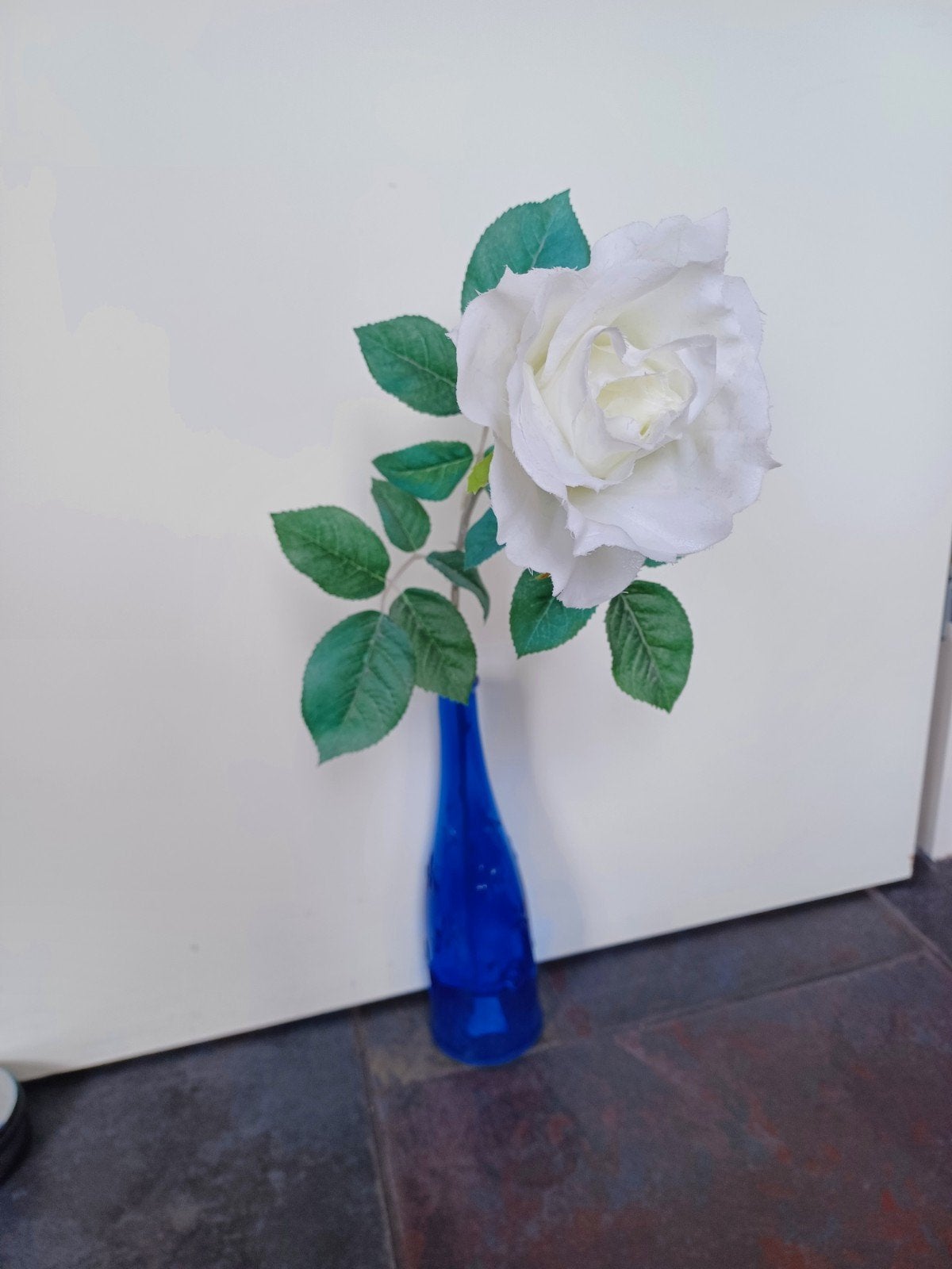 Zijde roos in blauwe vaas van glas, Kunstbloem, Ophalen of Verzenden, Zo goed als nieuw, Binnen