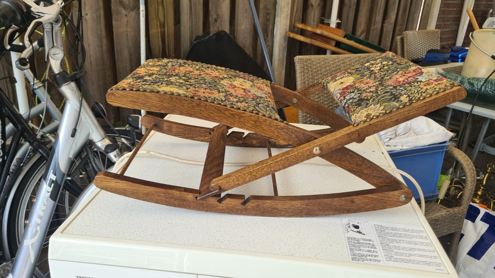 Houten voetenbankje / schommelkrukje met bloemenmotief, Antiek en Kunst, Ophalen
