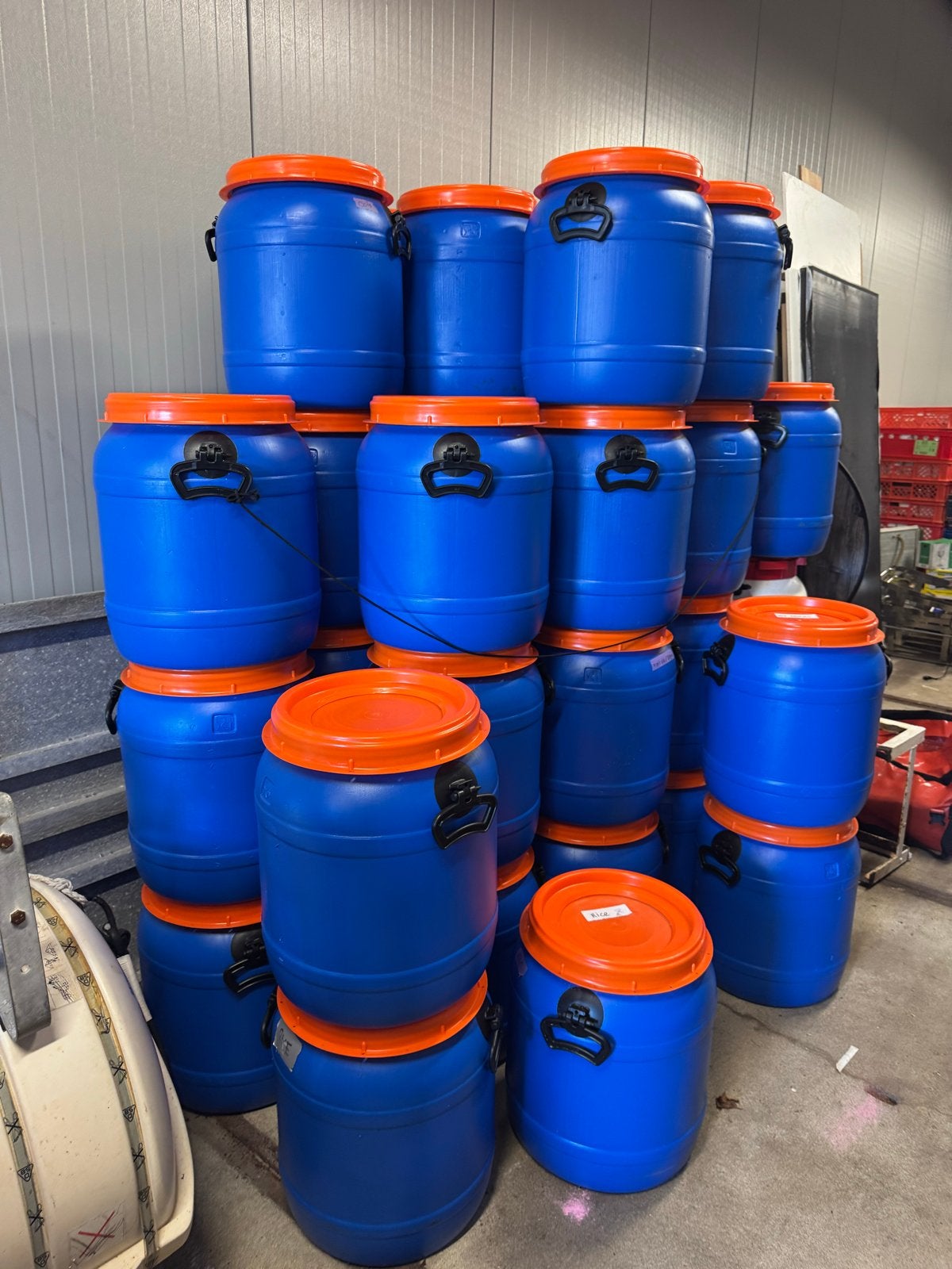 Blauwe vaten met oranje deksel - bundelverkoop, Ophalen