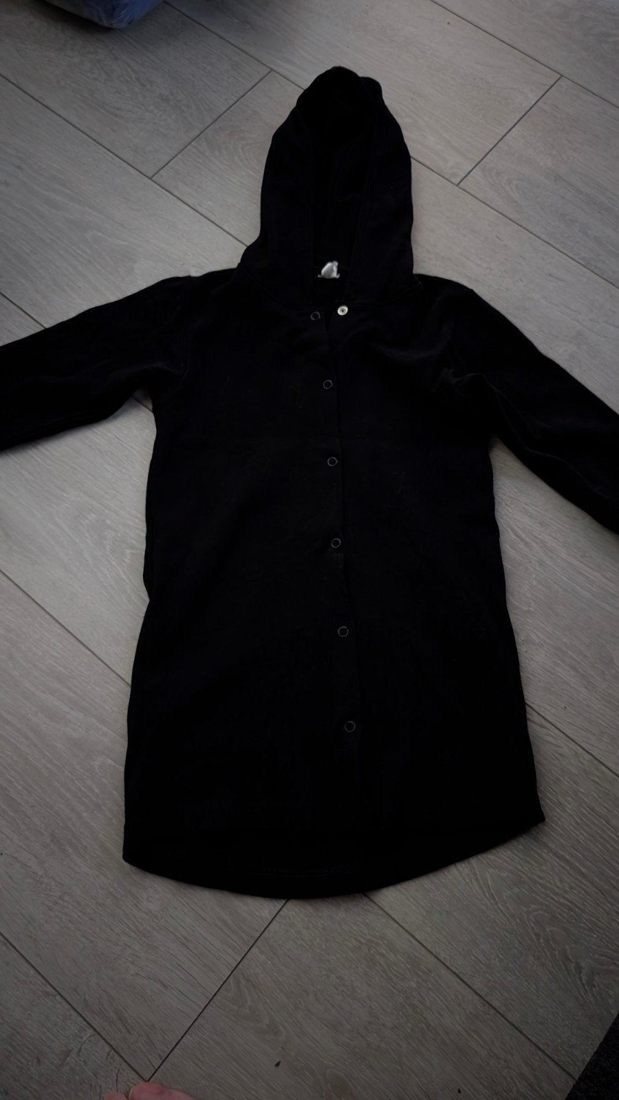 Zwart vest met capuchon en 'Eigenwijs is ook wijs' opdruk, Kinderen en Baby's, Kinderkleding | Maat 104, Gebruikt, Jongen of Meisje