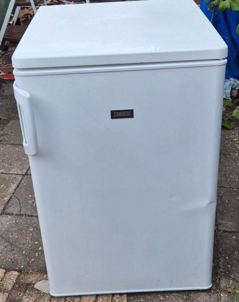 Koelkast zanussi tafelmodel
Hoogte 85 cm
Breedte 55 cm
Diept, Ophalen, 150 tot 200 liter, Gebruikt, Minder dan 85 cm