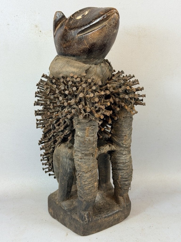260928 Afrikaans Fetisch Bakongo Nkisi Nkondi sitting dog., Ophalen of Verzenden