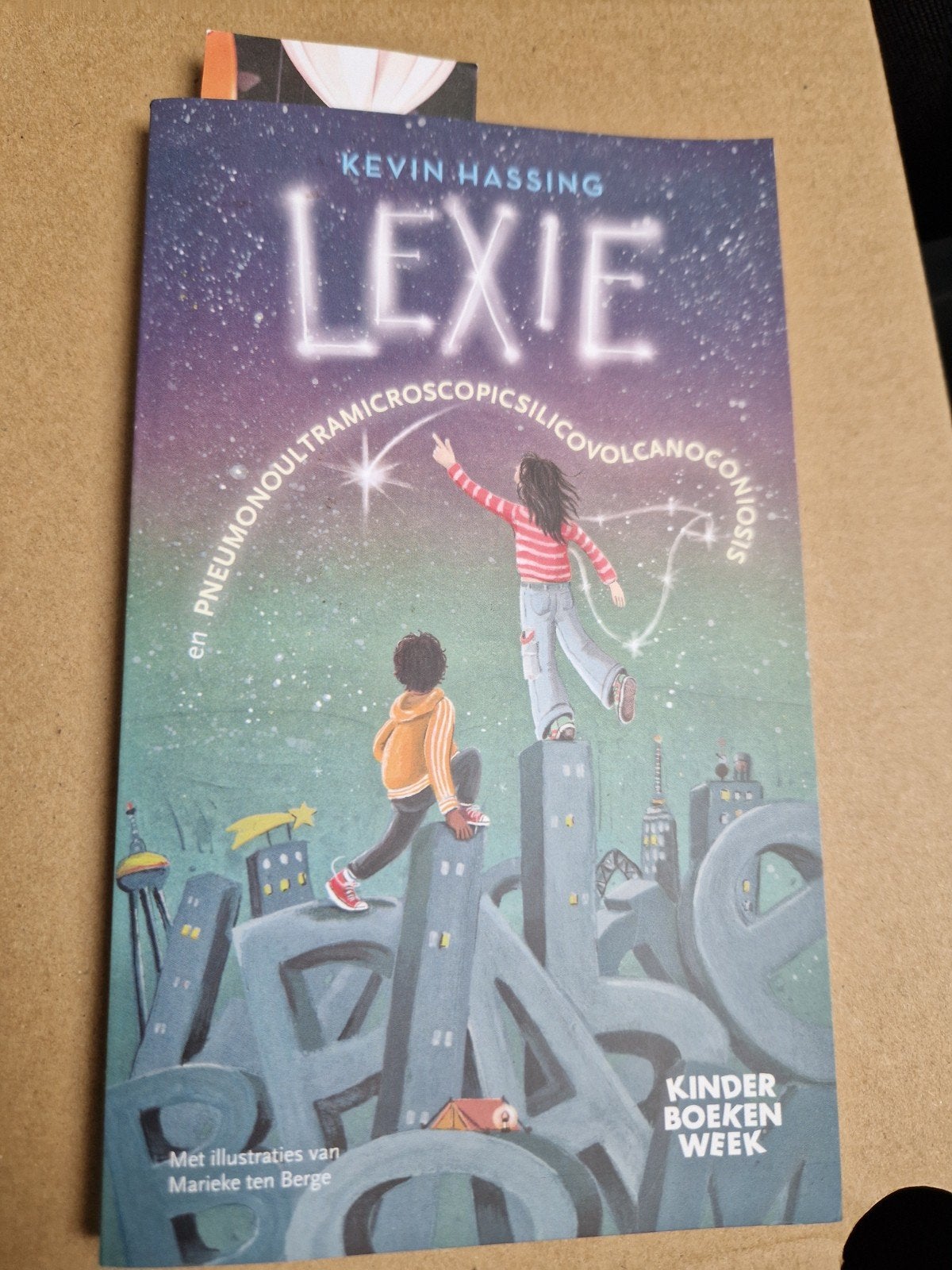 Lexie en Pneumonoultramicroscopicsilicovolcanoconiosis, Ophalen of Verzenden, Zo goed als nieuw, Kevin Hassing, Fictie algemeen
