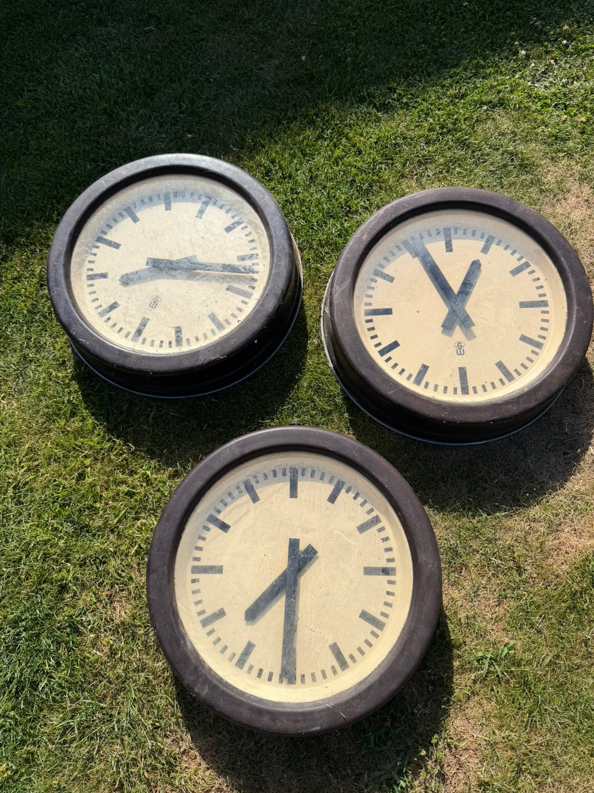Zwarte industriële Oost-Duitse wandklok van GW, jaren 60, Ophalen of Verzenden, Retro, Zwart, Overige merken