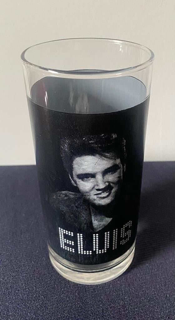 Glas met afbeelding van Elvis Presley. Hoogte 14 cm., Ophalen of Verzenden, Zo goed als nieuw, Frisdrankglas