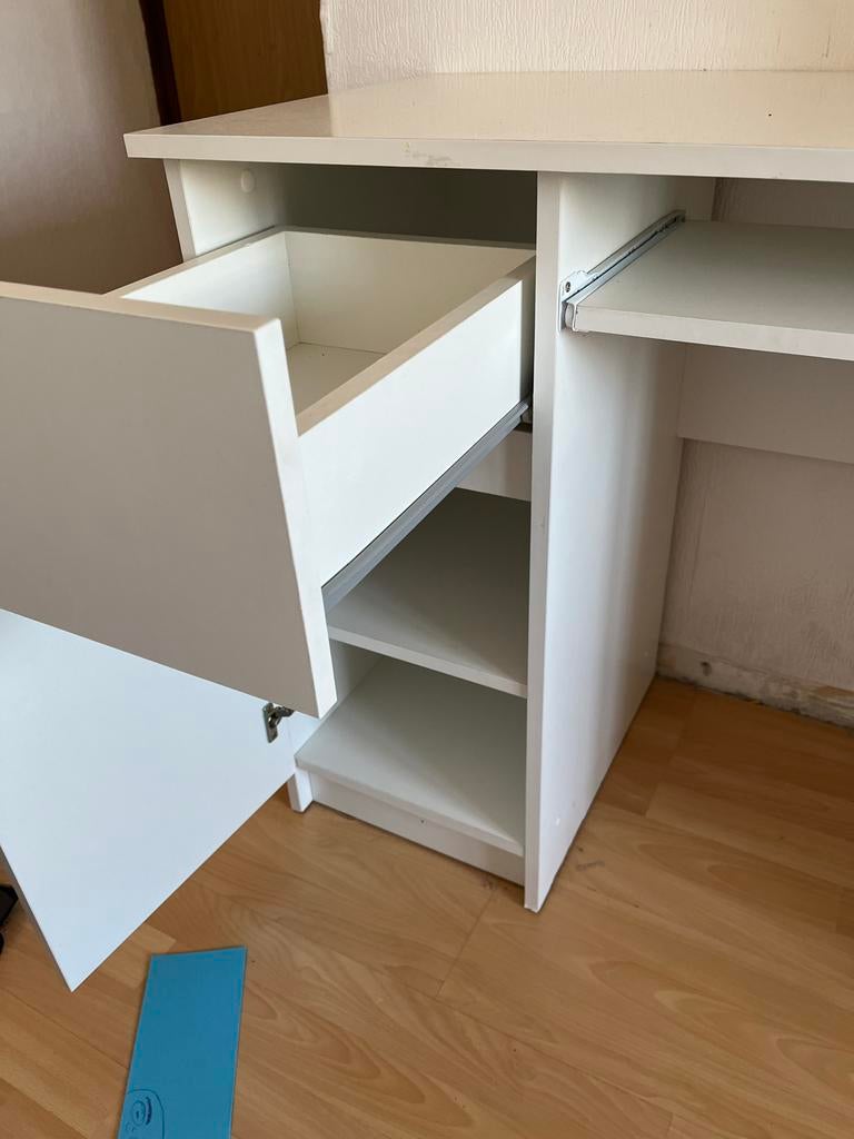 Ikea bureau met lades en uitschuifbaar toetsenbordblad, Ophalen, Gebruikt, Met lades, Spaanplaat of MDF