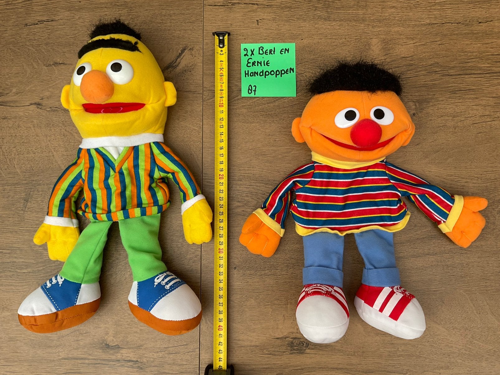 2 zgan, niet kapot Sesamstraat Bert en Ernie handpoppen, Verzamelen, Ophalen, Overige figuren, Zo goed als nieuw, Beeldje of Figuurtje